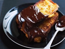 brioche-french-toast-with-chocolate-sauce-555426.jpg