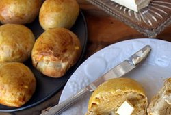 monay_filipino_bread_rolls_malou_perez-nievera_450x360_0.jpg