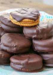 Chocolate-PB-Sandwich-Cookies-are-the-ultimate-sweet-and-salty-no-bake-treat-731x1024.jpg